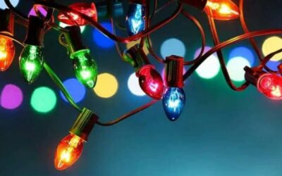 Muere hombre electrocutado al colocar luces navideñas en la parte alta de su casa