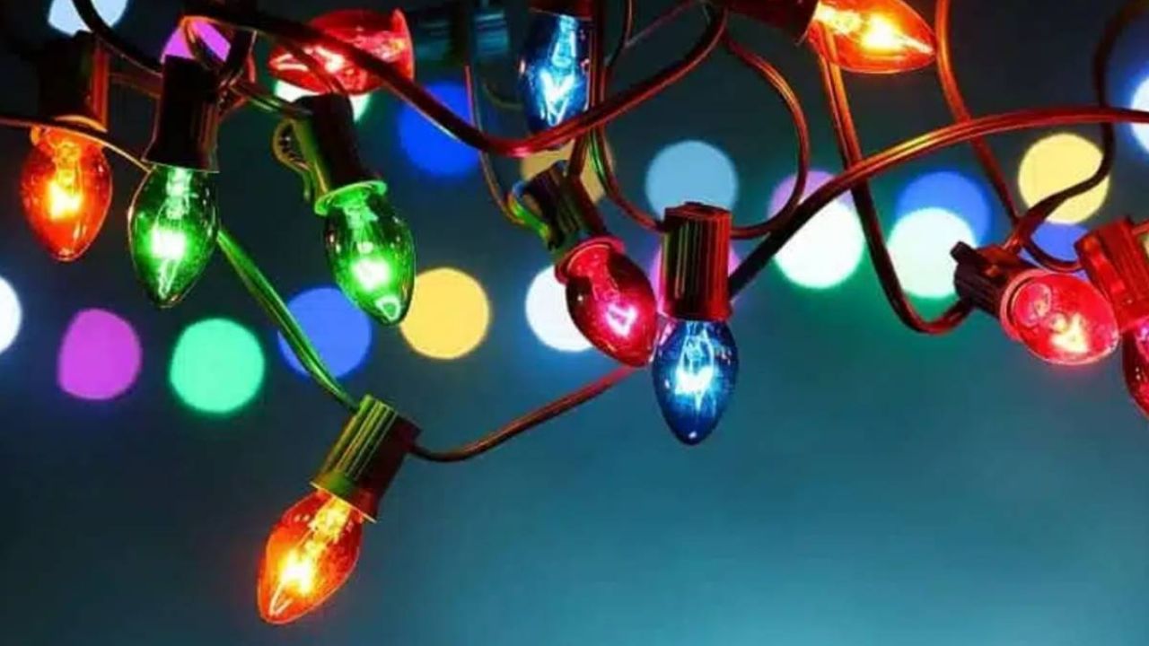 Muere hombre electrocutado al colocar luces navideñas en la parte alta de su casa