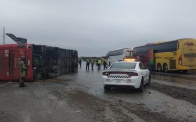 Vuelca autobús con más de 40 mexicanos que volvían de EU para pasar Navidad con sus familias