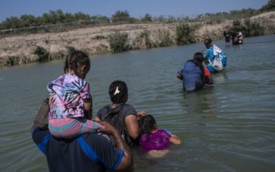 Tras hostigamiento de personal de migración, integrantes de caravana adelantan su salida