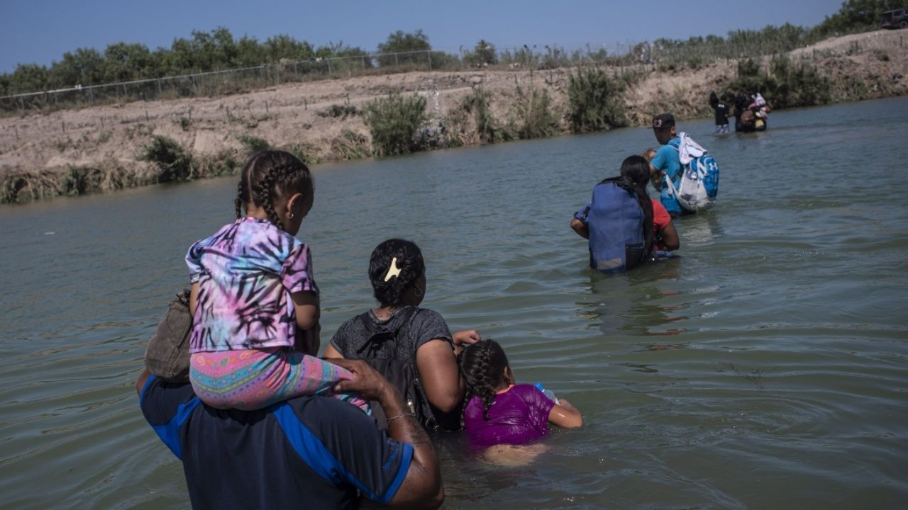 Tras hostigamiento de personal de migración, integrantes de caravana adelantan su salida