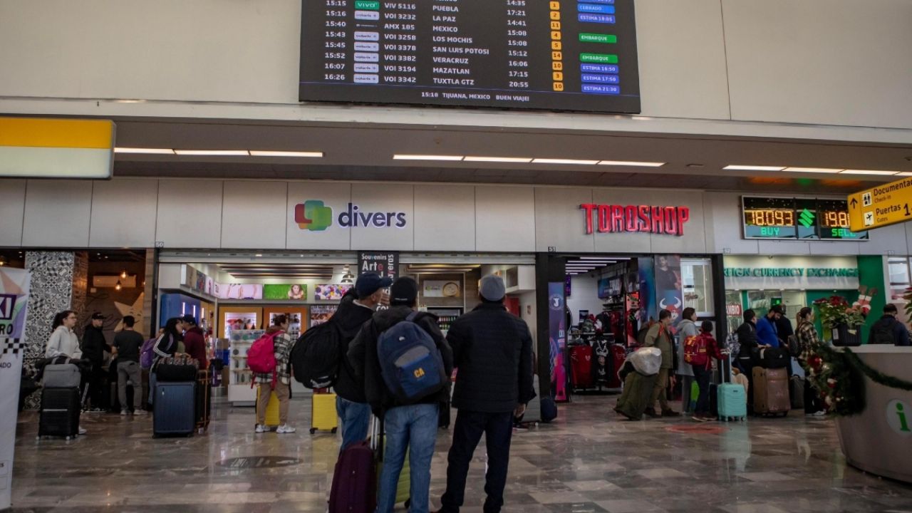 Aeropuerto de Tijuana reporta cientos de pasajeros varados