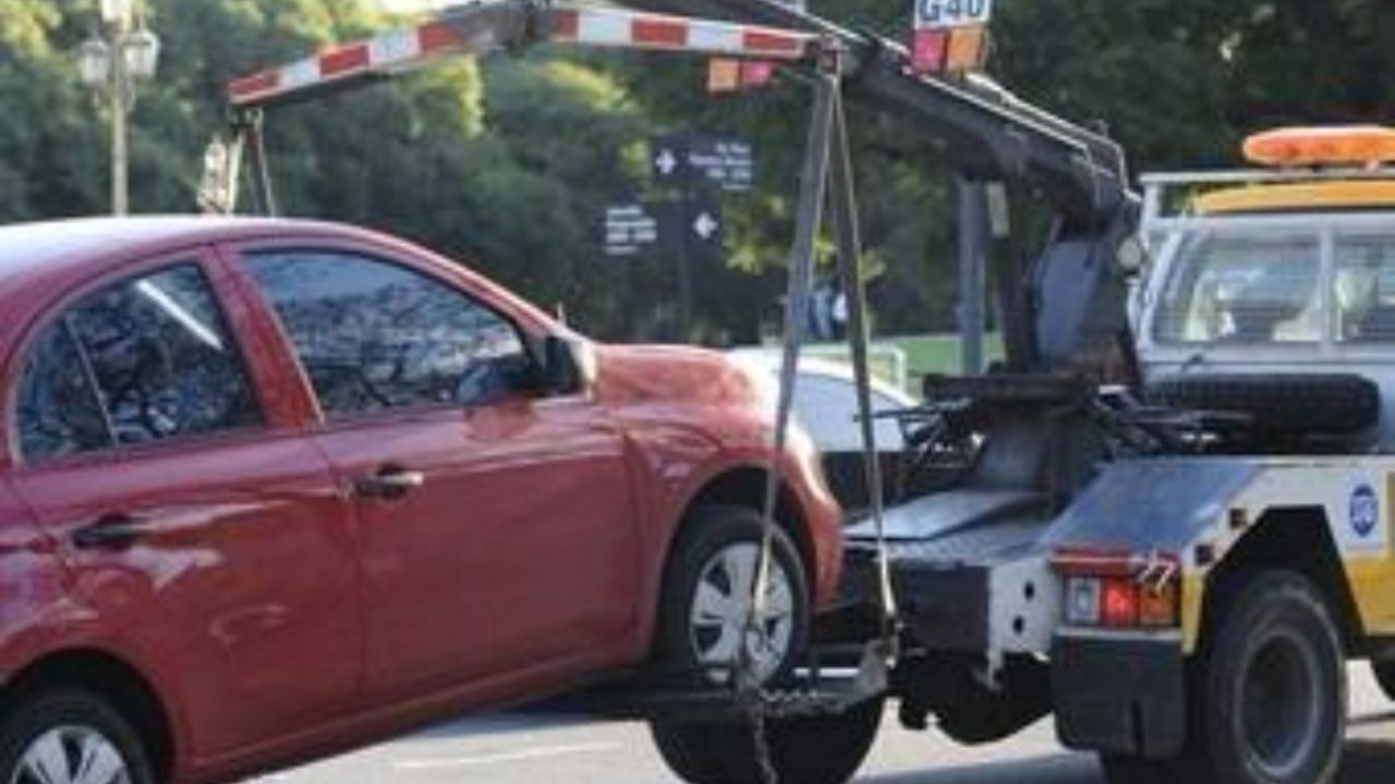 Autoridades de Tlaquepaque limpian las calles de autos abandonados